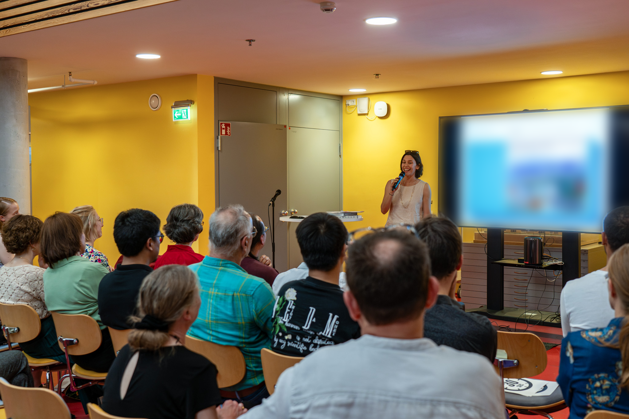 Andrea Braun Střelcová (Return to Sender: Scientists in a Geopolitical Stress Test) and audience. Publications Slam in June, 2024. Photo by Marvin Müller.